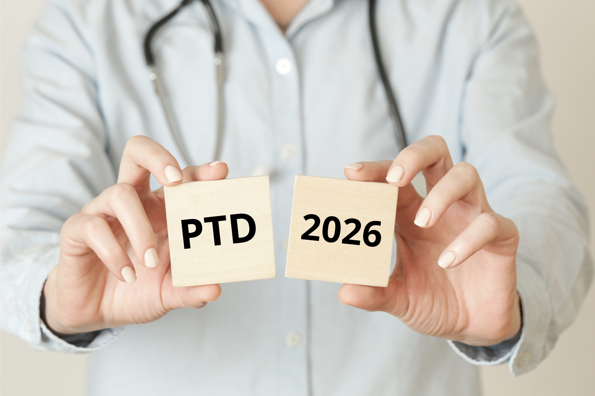 dłonie lekarza z dwiema płytkami 